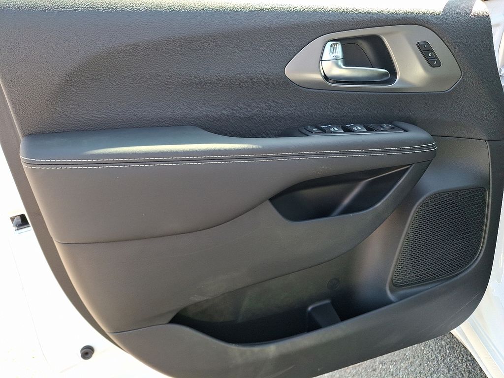 2026 Chrysler Pacifica Select - Photo 36