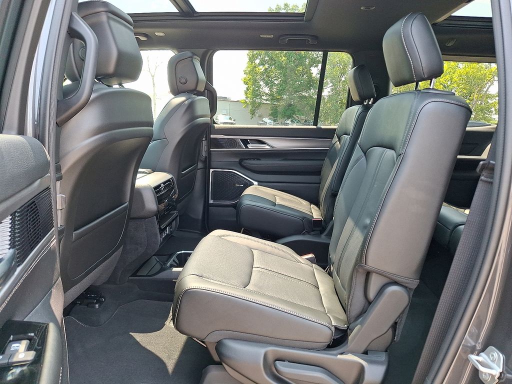 2025 Jeep Wagoneer Series II - Photo 9
