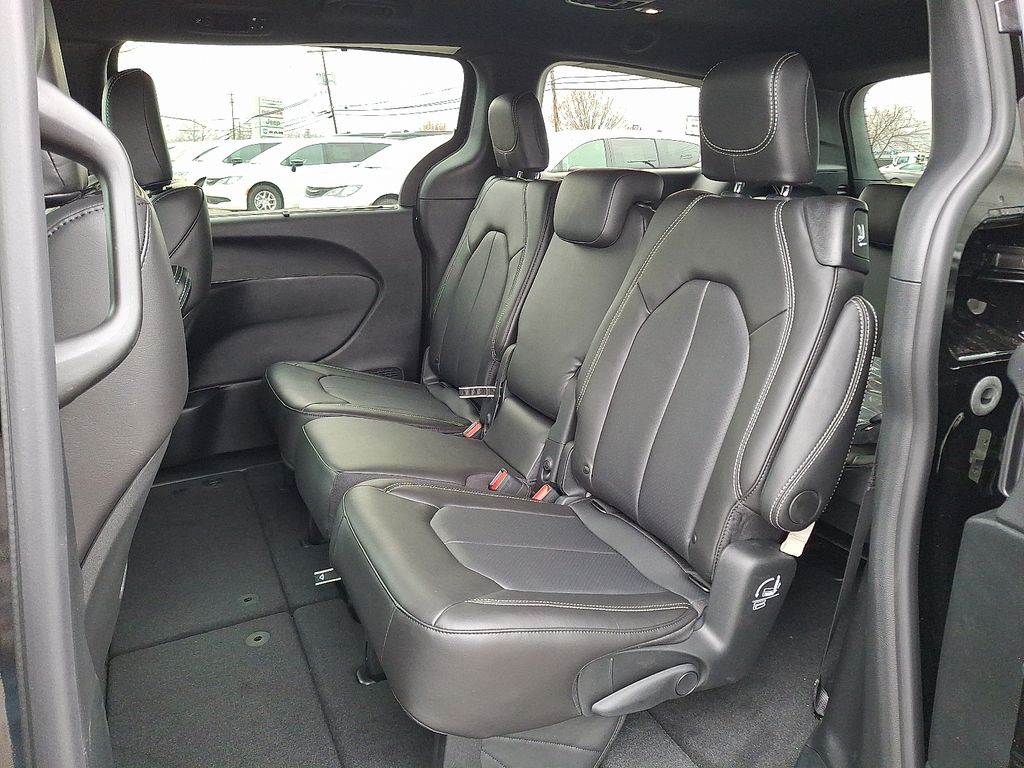 2026 Chrysler Pacifica Select - Photo 35