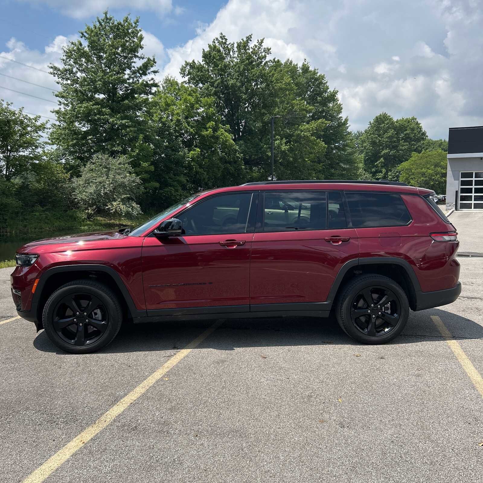 2023 Jeep Grand Cherokee Limited photo 2