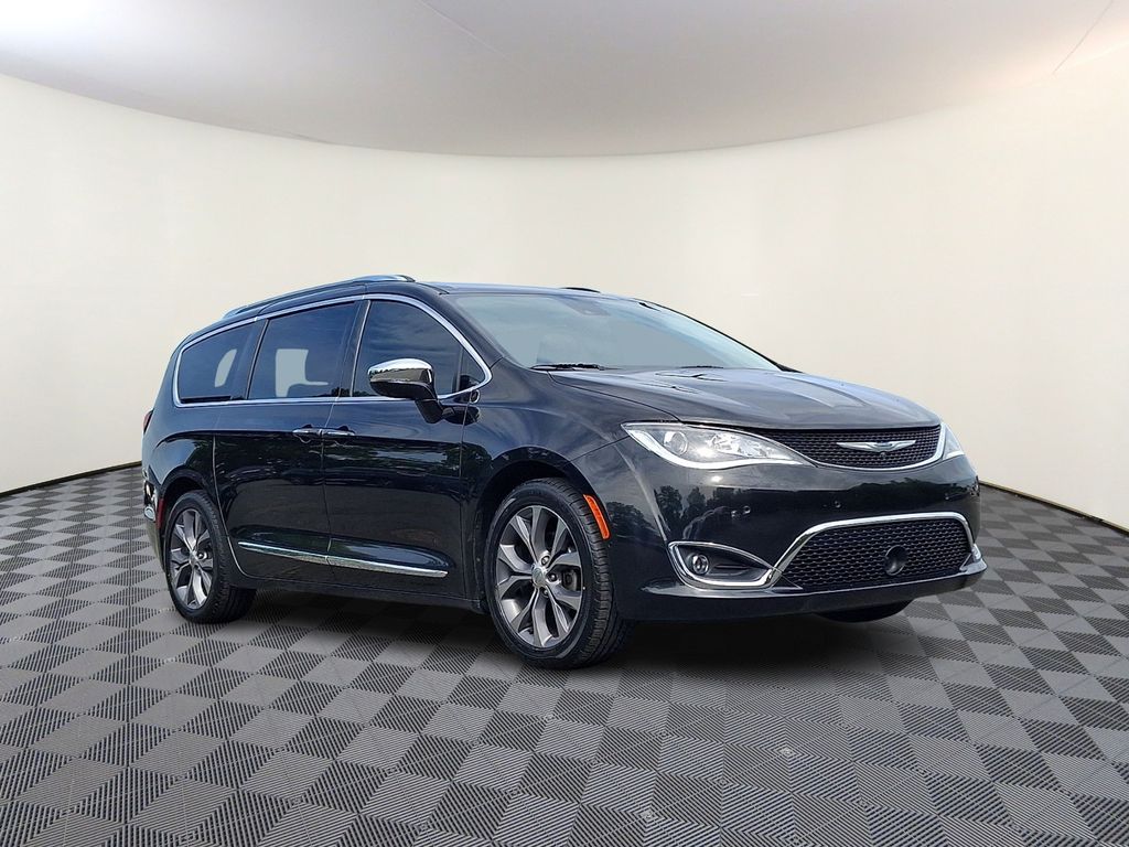 2019 Chrysler Pacifica Limited's photo