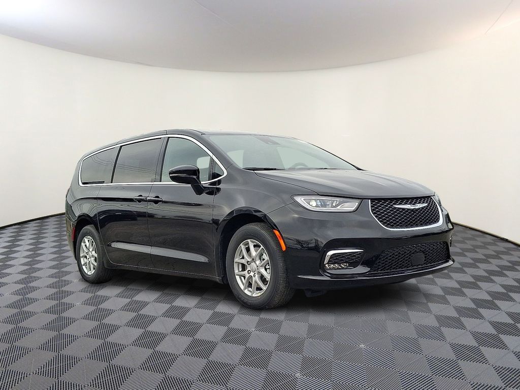 2026 Chrysler Pacifica Select's photo