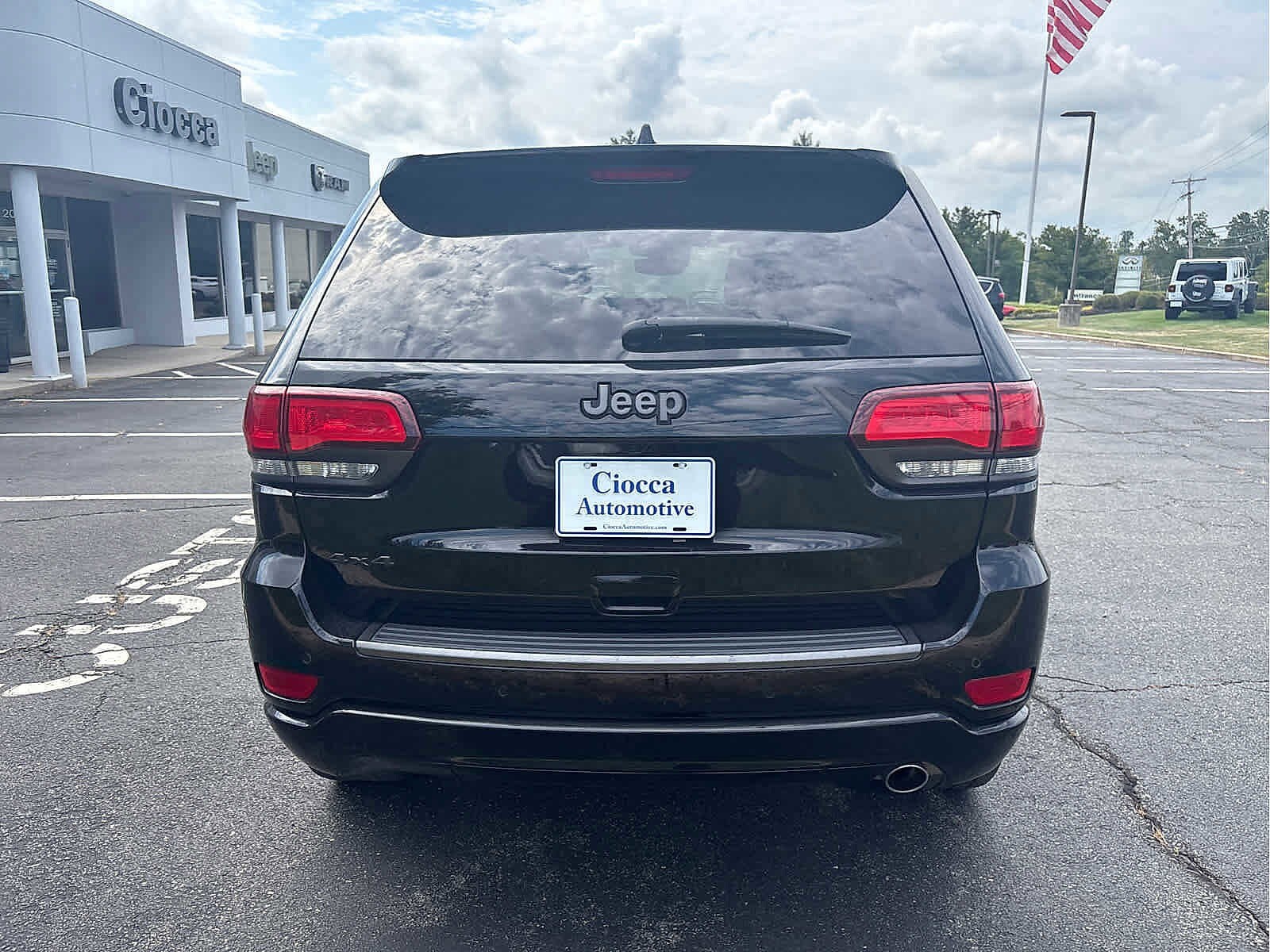 2021 Jeep Grand Cherokee Anniversary Edition photo 2