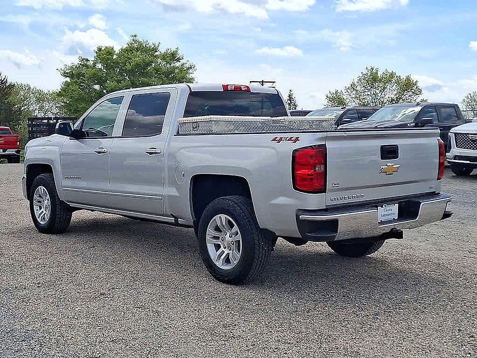 2018 Chevrolet Silverado 1500 LT photo 3