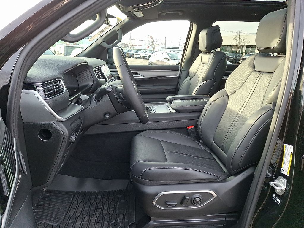 2025 Jeep Wagoneer Series II - Photo 11