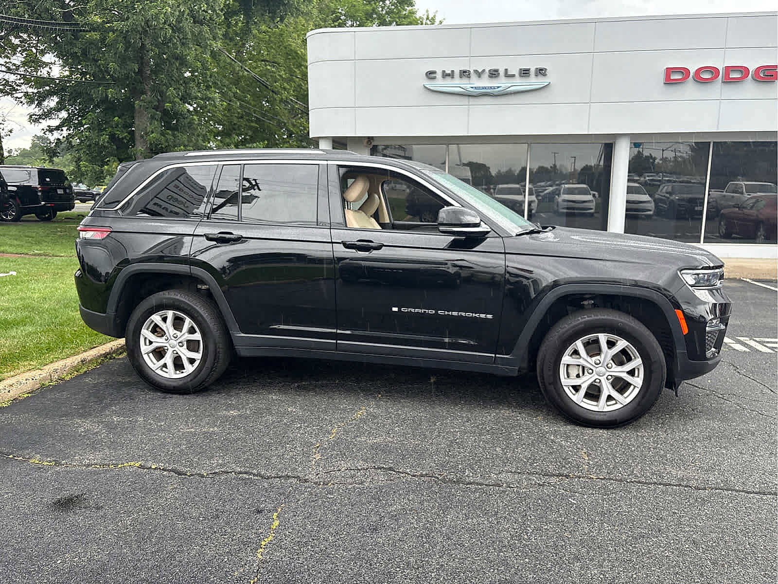 2022 Jeep Grand Cherokee Limited photo 2