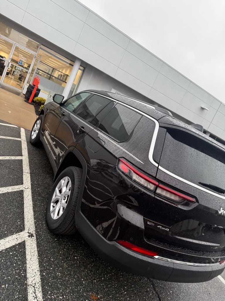2022 Jeep Grand Cherokee Limited photo 2