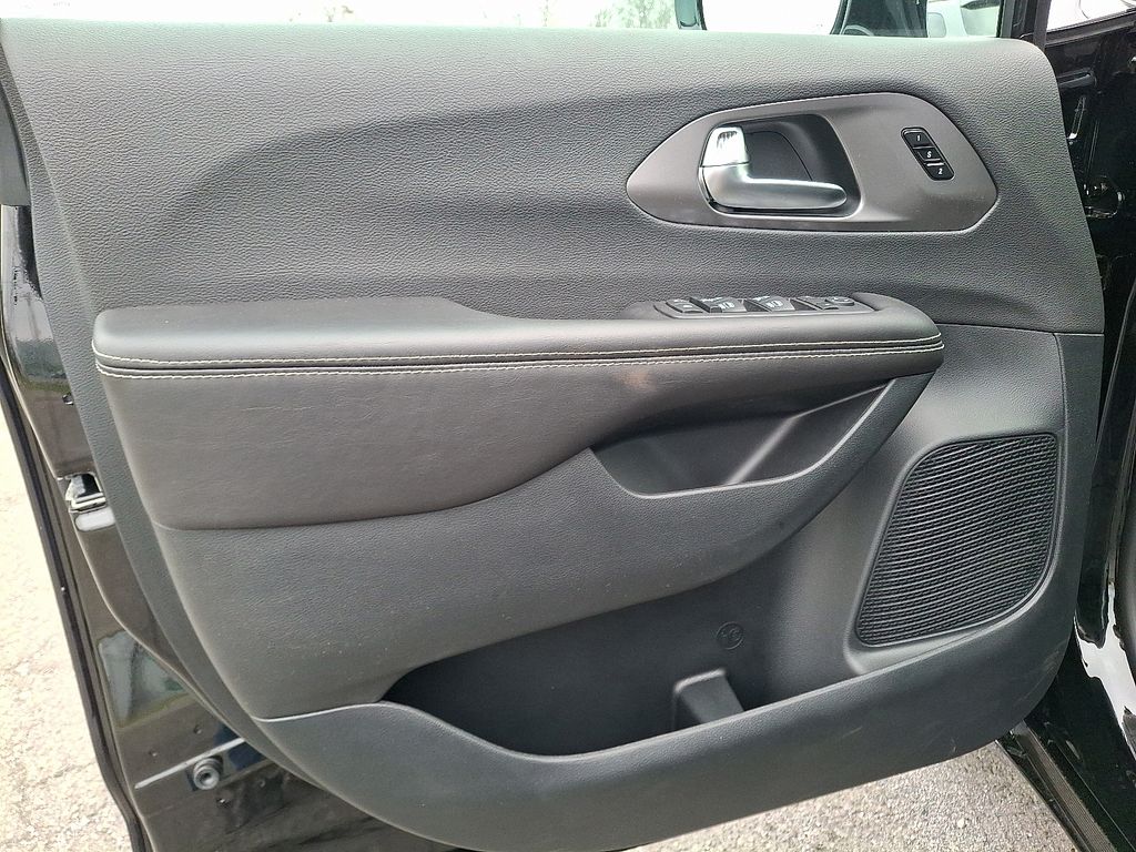 2026 Chrysler Pacifica Select - Photo 36