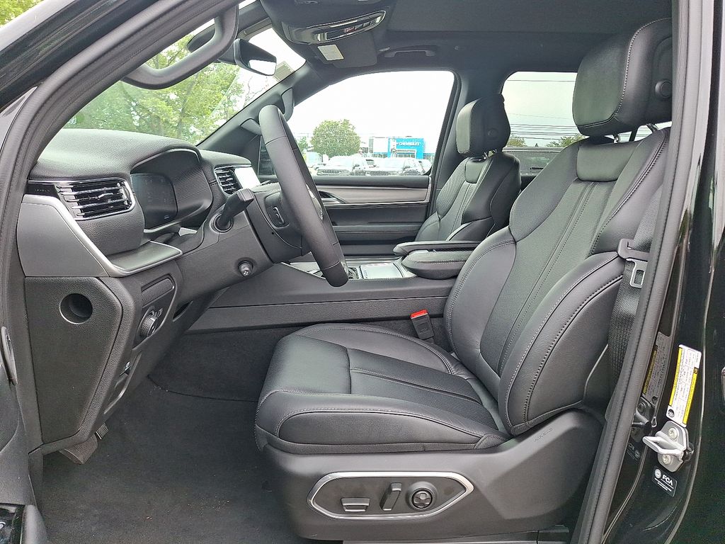 2025 Jeep Wagoneer L Series II - Photo 37