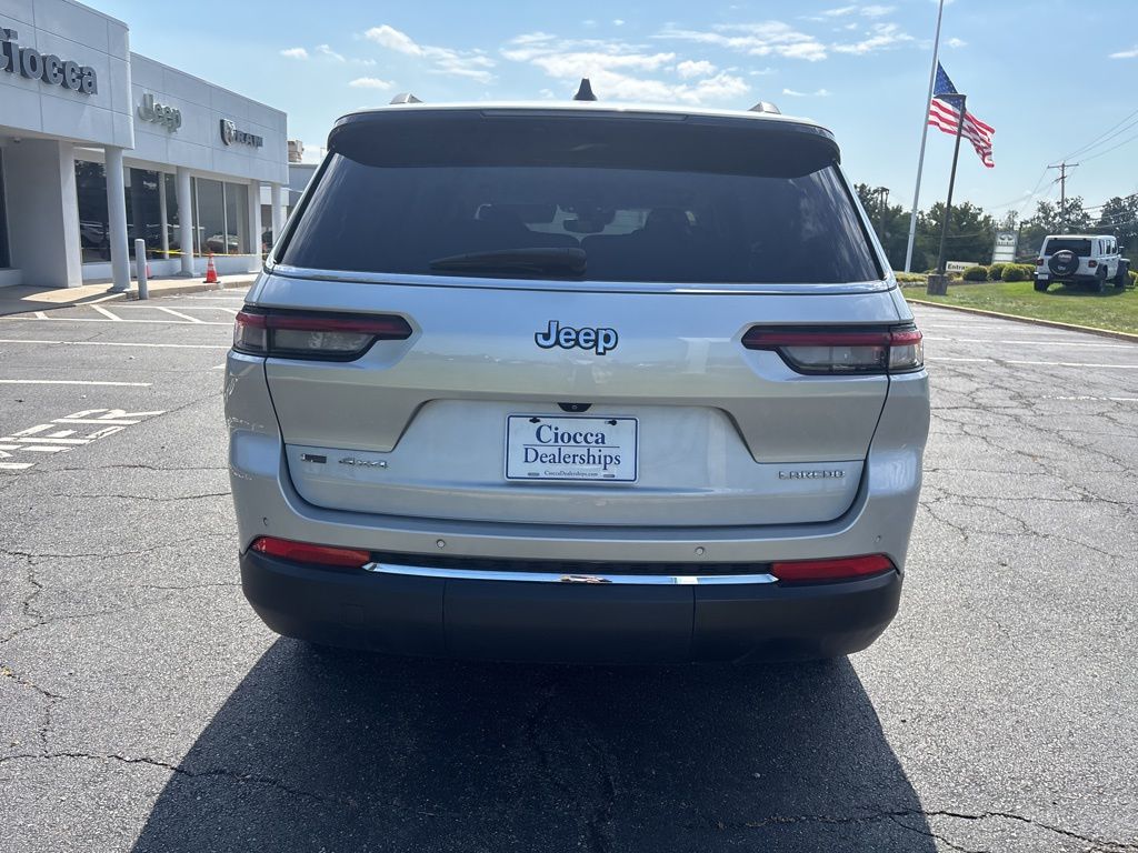 2022 Jeep Grand Cherokee Laredo photo 2