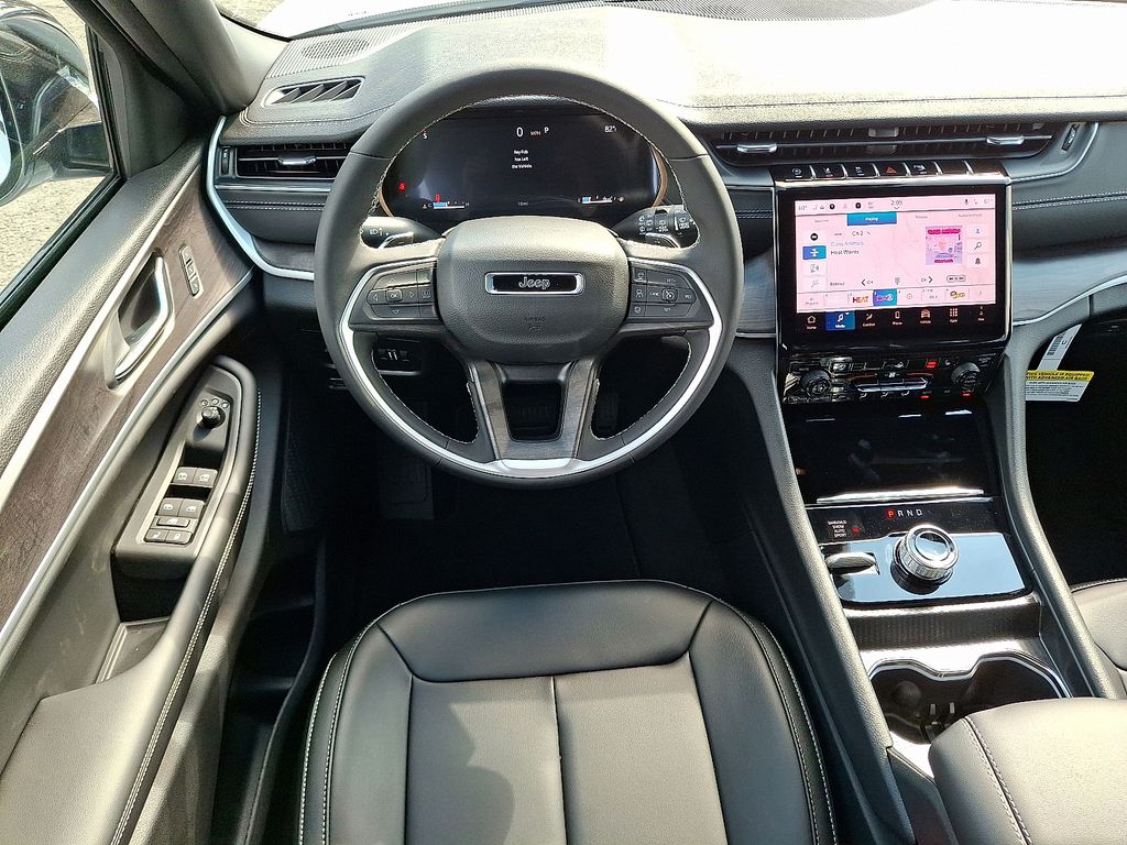 2025 Jeep Grand Cherokee Limited photo 2