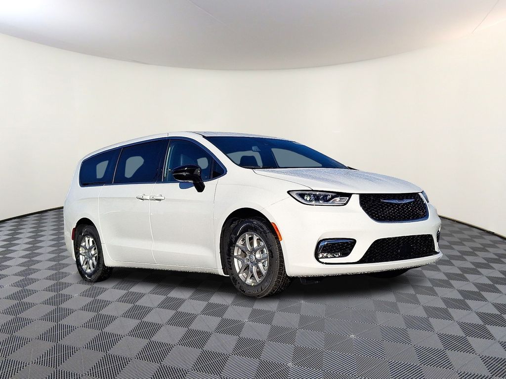 2026 Chrysler Pacifica Select's photo