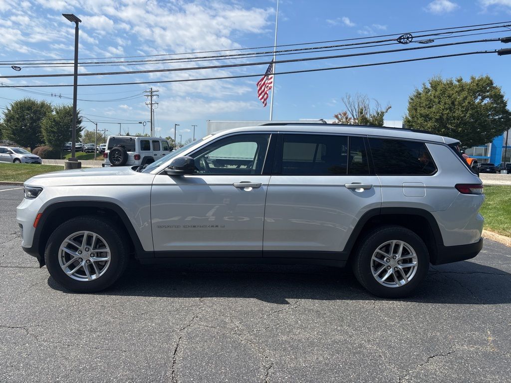 2022 Jeep Grand Cherokee Laredo photo 3
