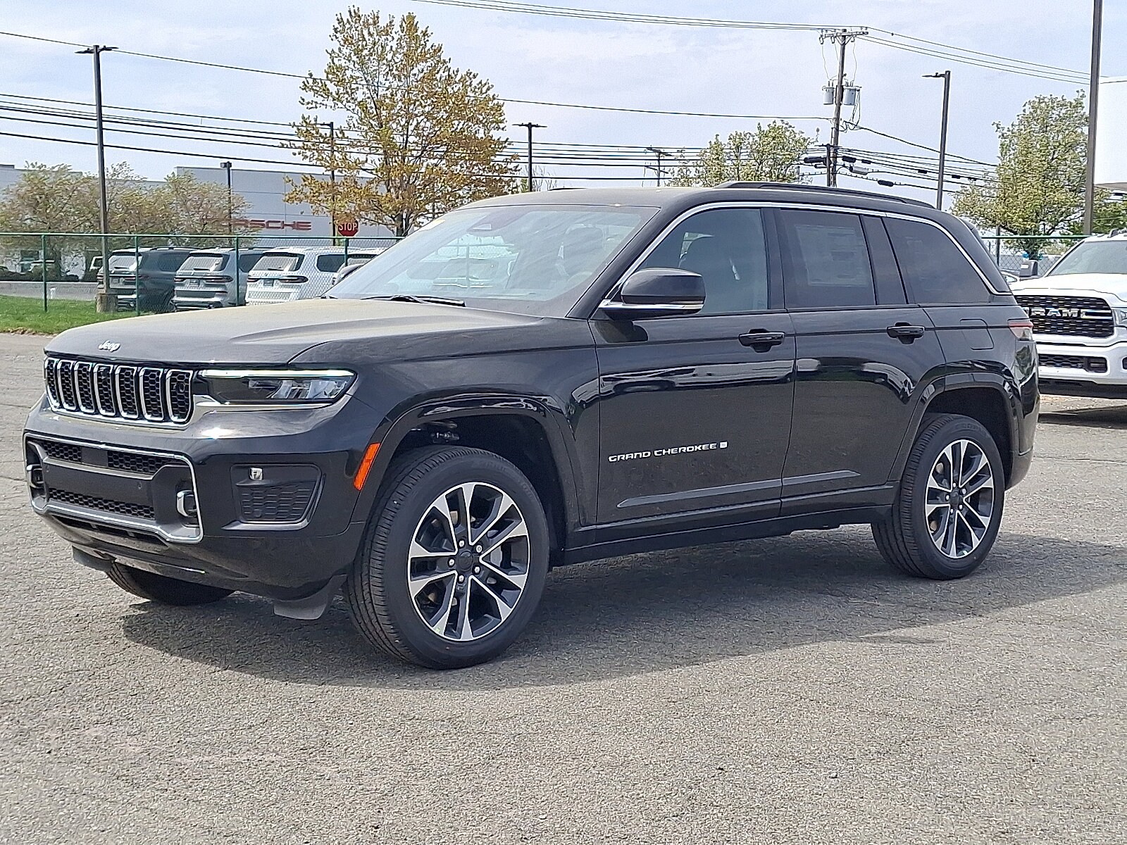 2025 Jeep Grand Cherokee Overland photo 2