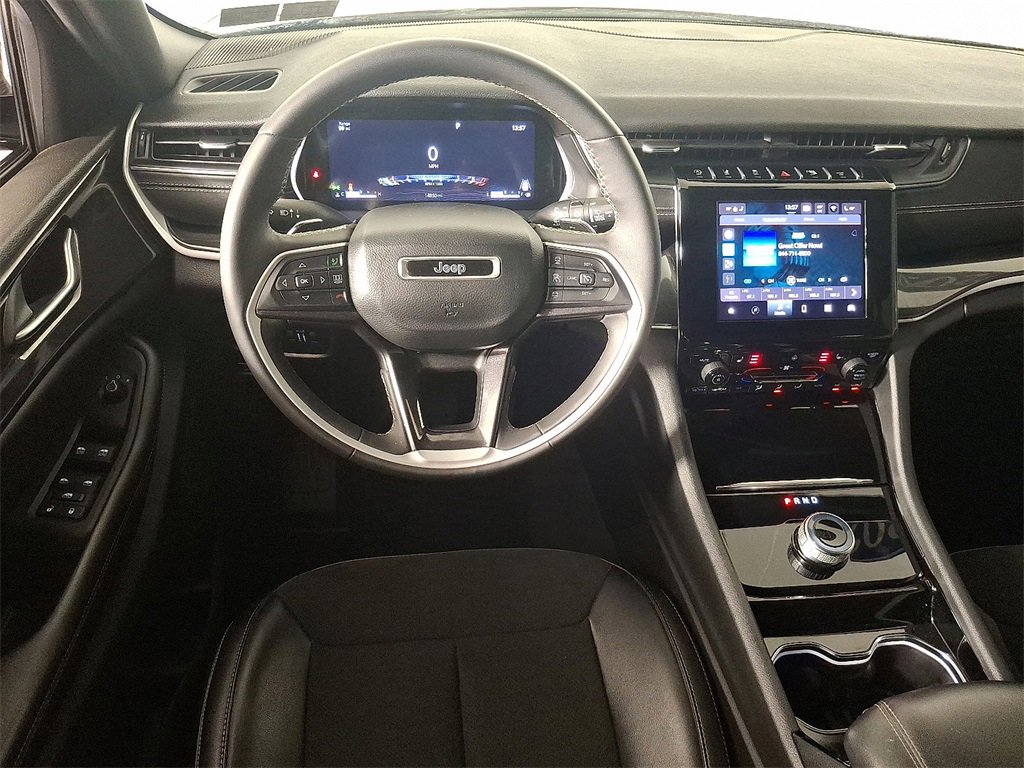 2023 Jeep Grand Cherokee Laredo photo 2