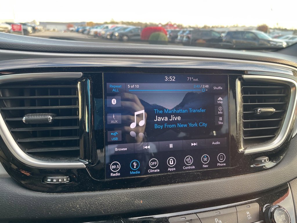 2018 Chrysler Pacifica Touring L photo 3