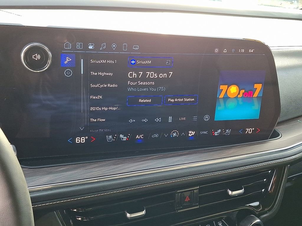 2025 Chevrolet Suburban Premier photo 2