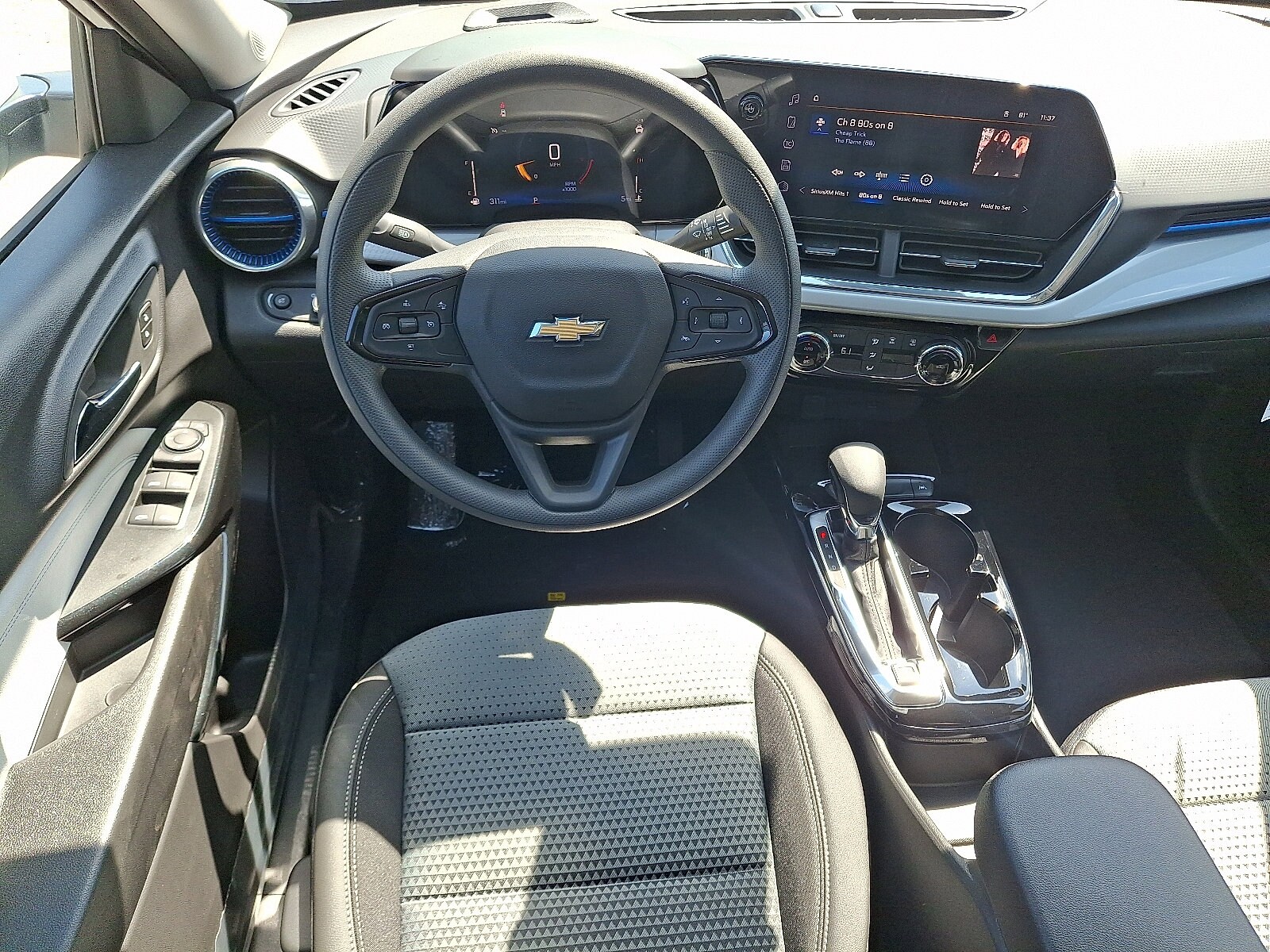 2025 Chevrolet Trax LT photo 2