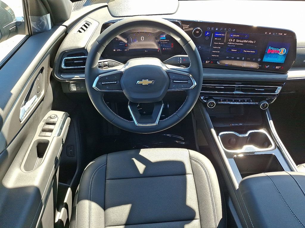 2025 Chevrolet Traverse photo 2