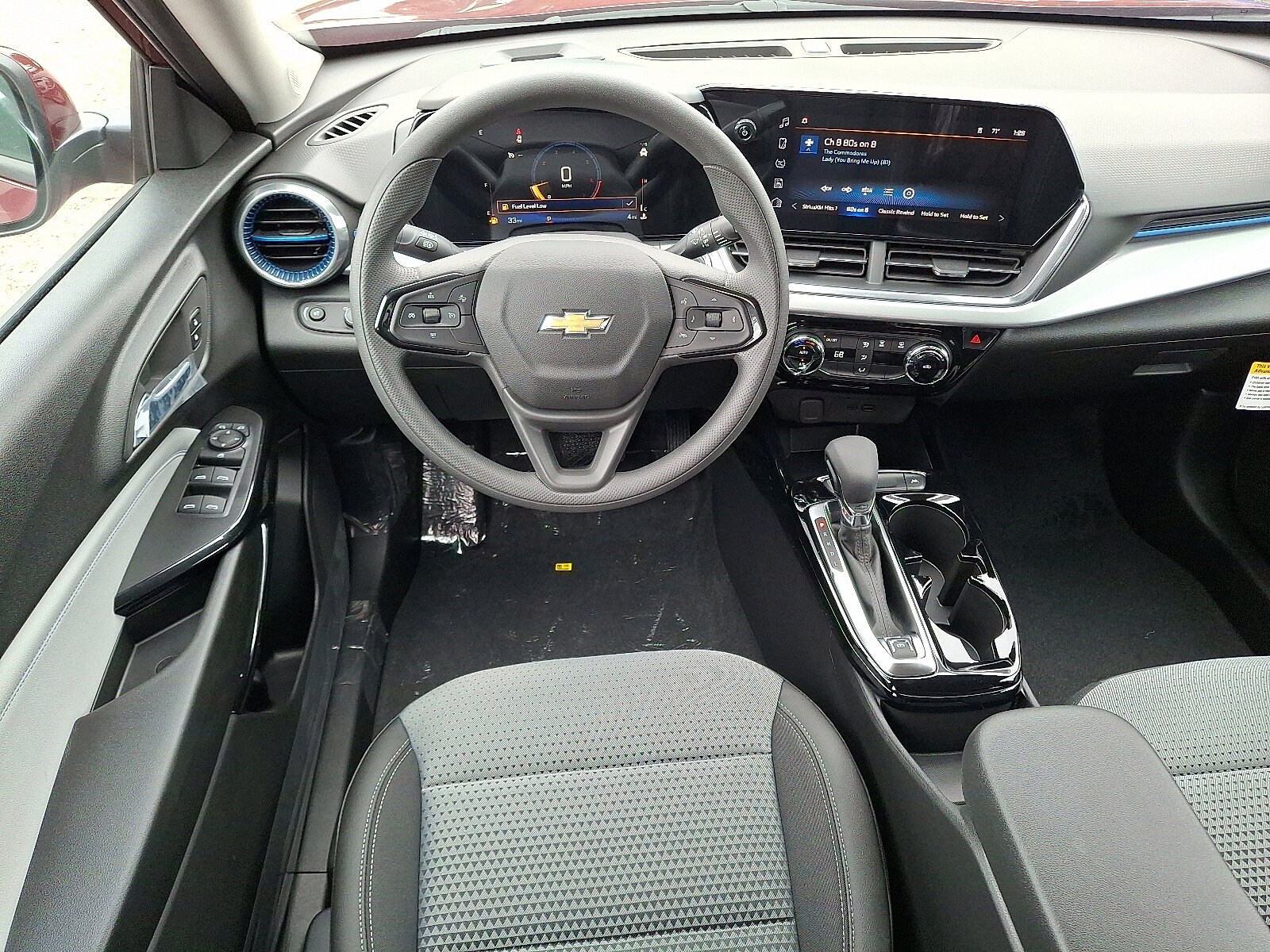 2025 Chevrolet Trax LT photo 2