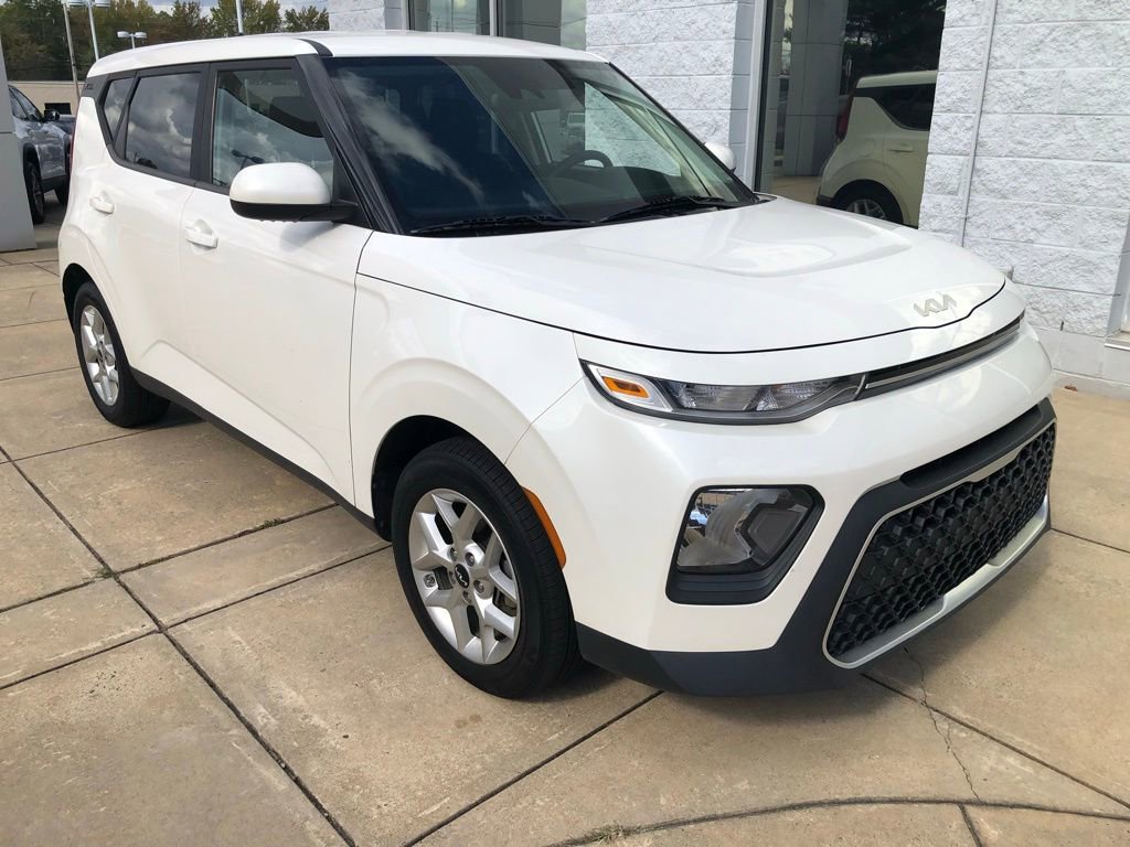 2022 Kia Soul LX photo 2