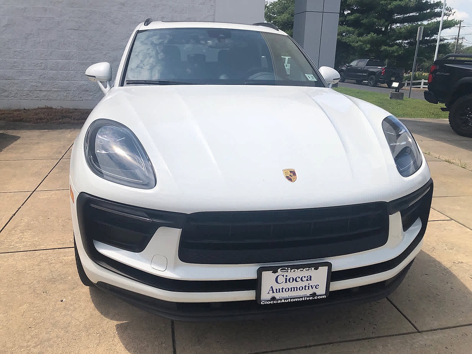 2022 Porsche Macan Base photo 2