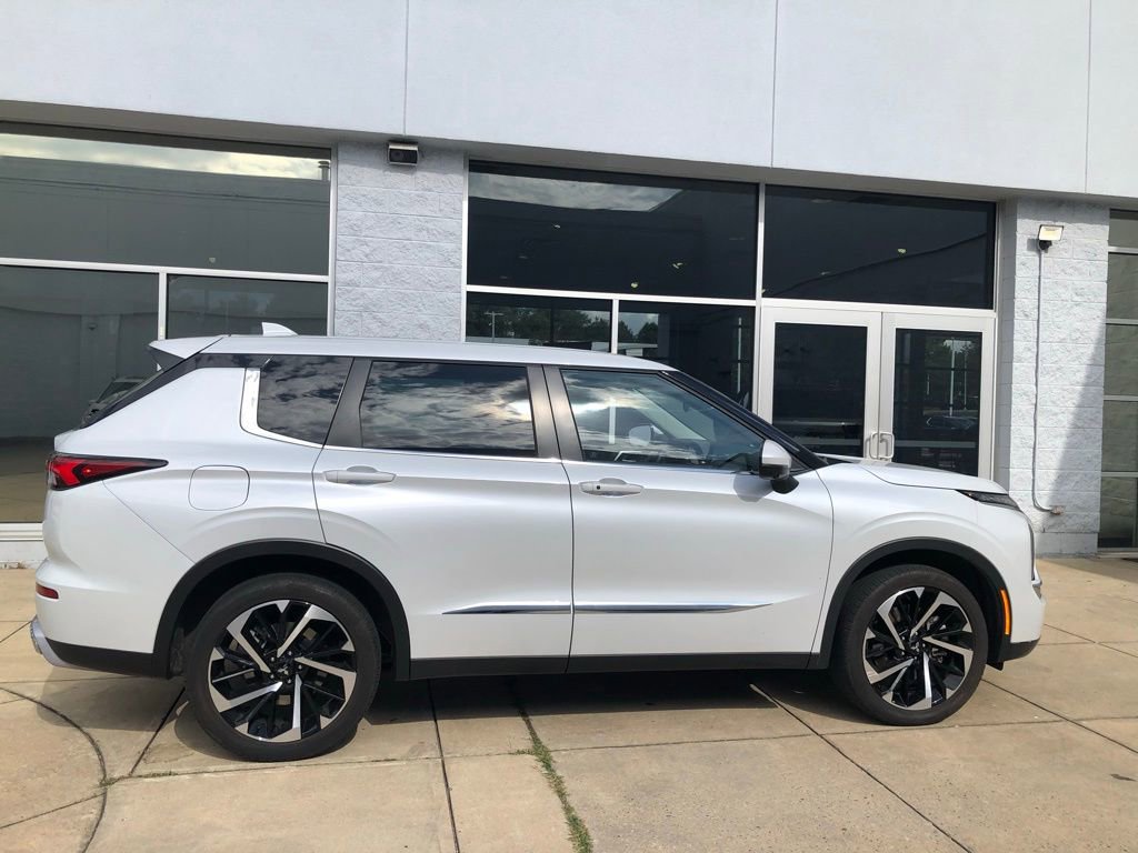 2023 Mitsubishi Outlander SE photo 4