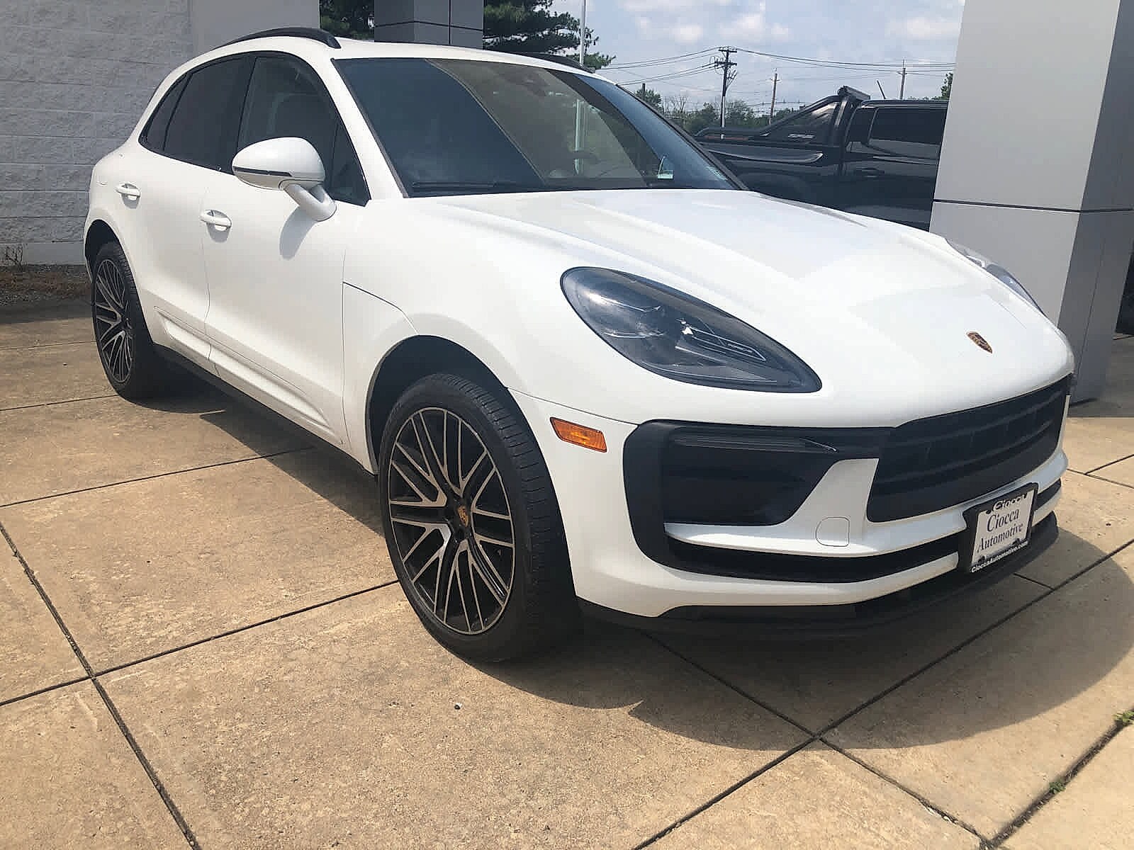 2022 Porsche Macan Base photo 3