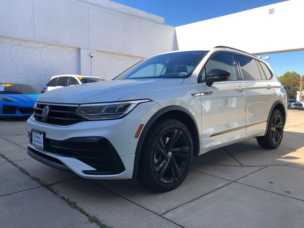 2023 Volkswagen Tiguan SE R-LINE BLACK's photo