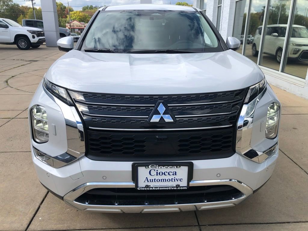 2023 Mitsubishi Outlander SE photo 2