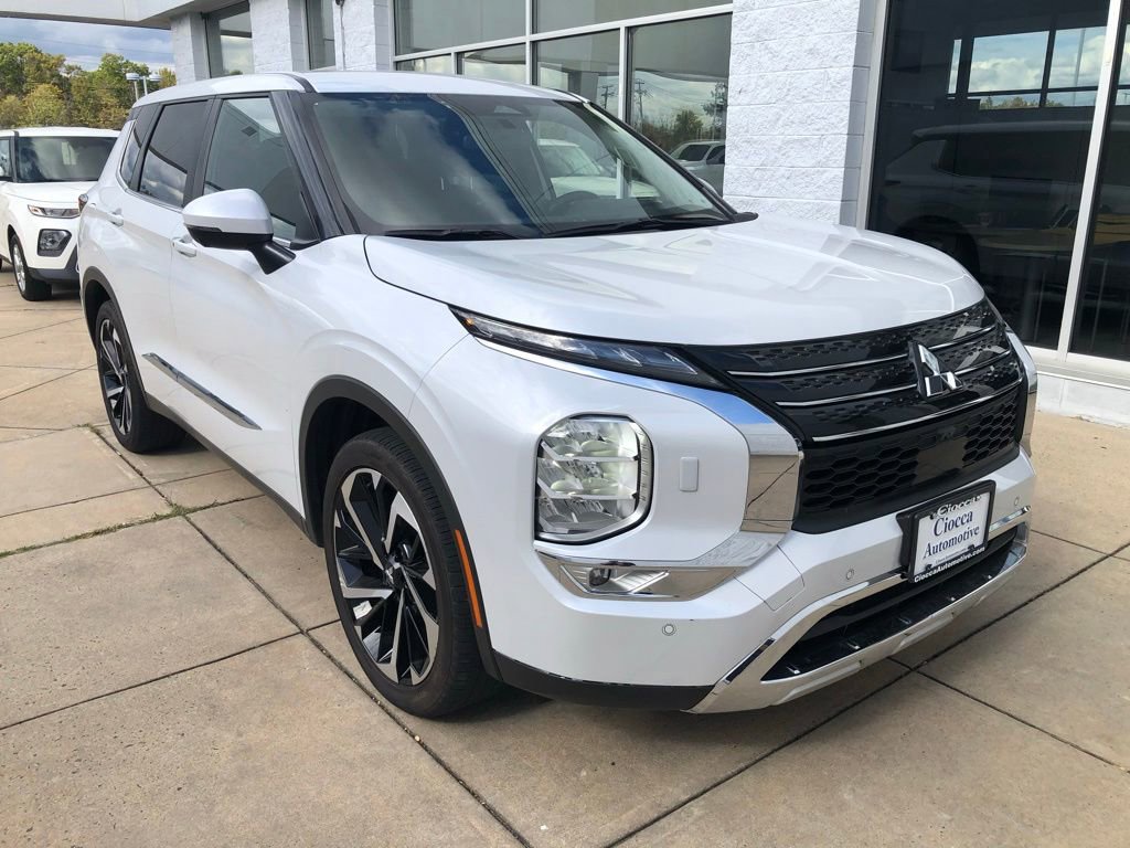 2023 Mitsubishi Outlander SE photo 3