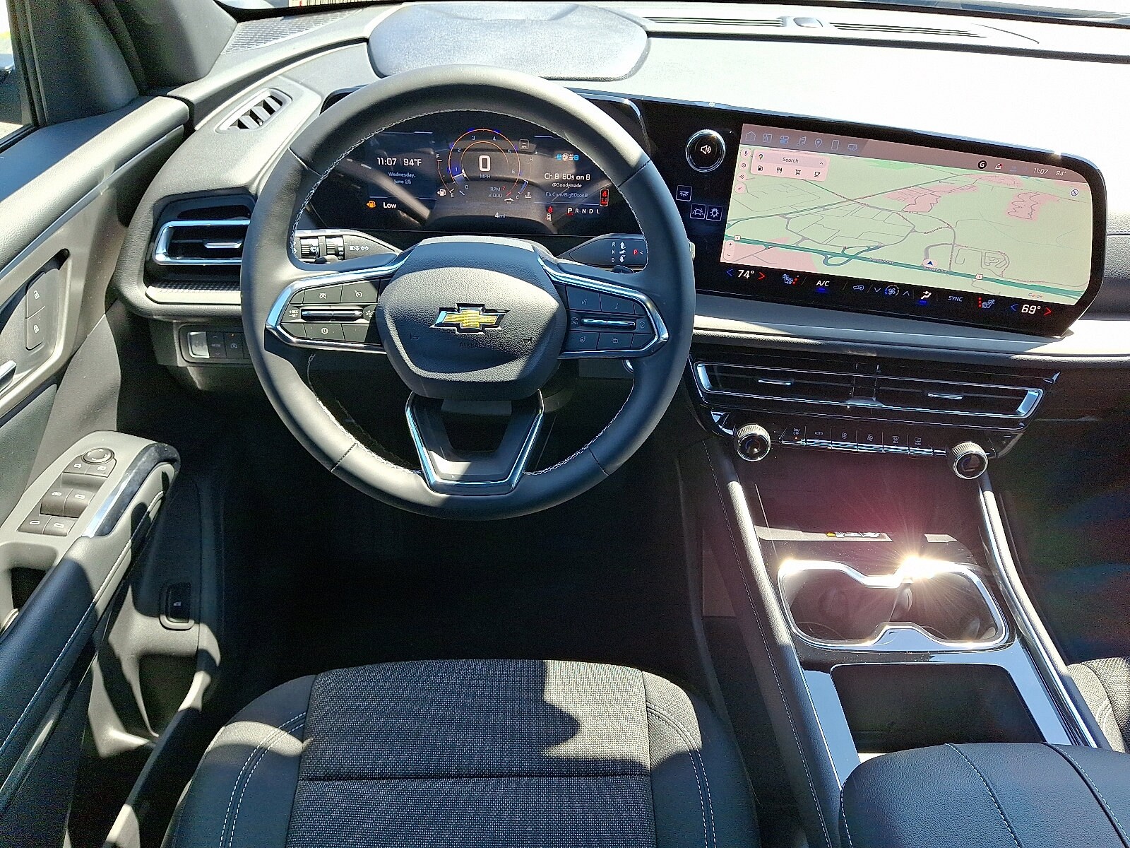 2025 Chevrolet Traverse photo 2