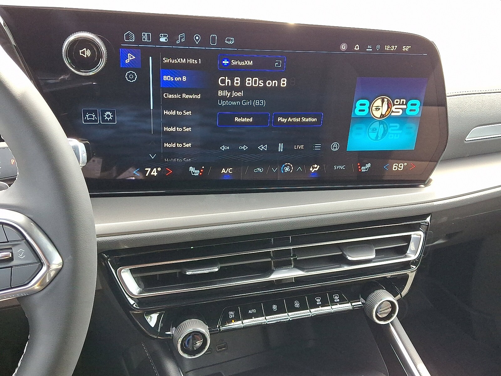 2025 Chevrolet Traverse photo 3