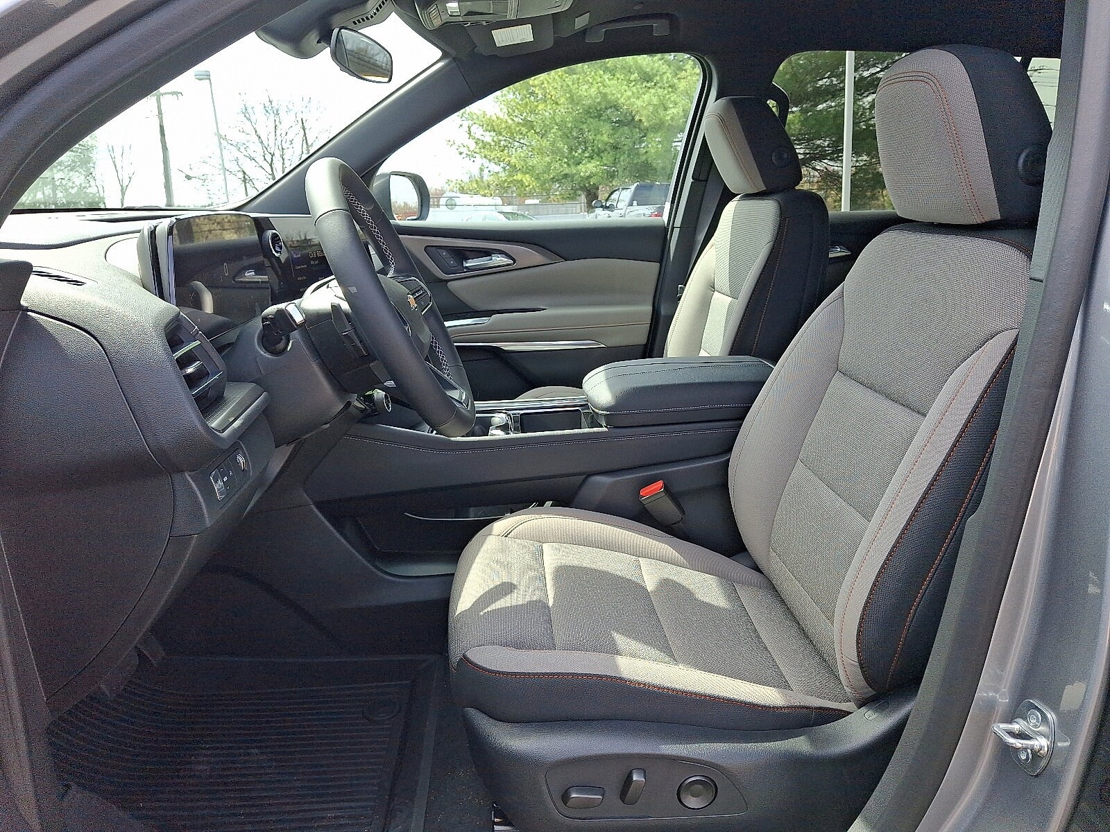 2025 Chevrolet Traverse photo 2