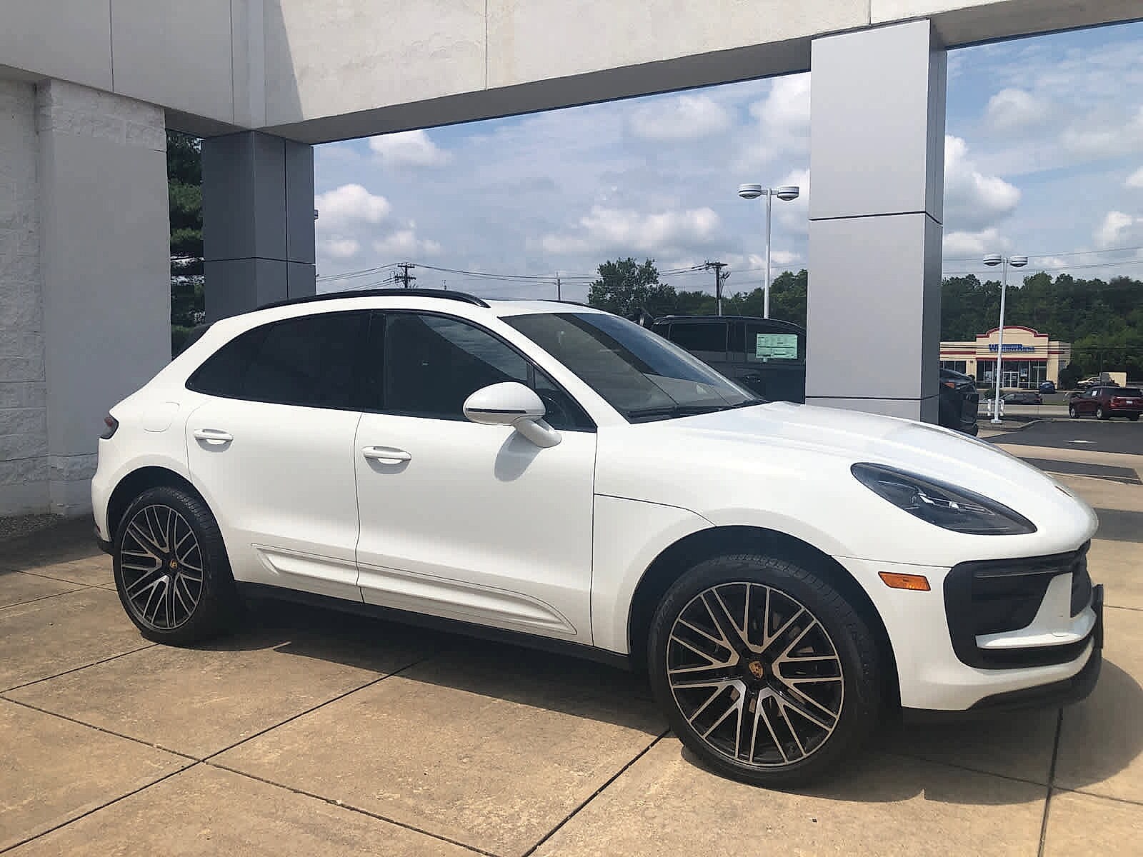 2022 Porsche Macan Base photo 4