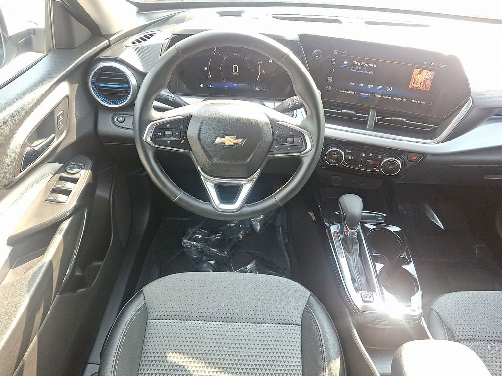 2024 Chevrolet Trax LT photo 2