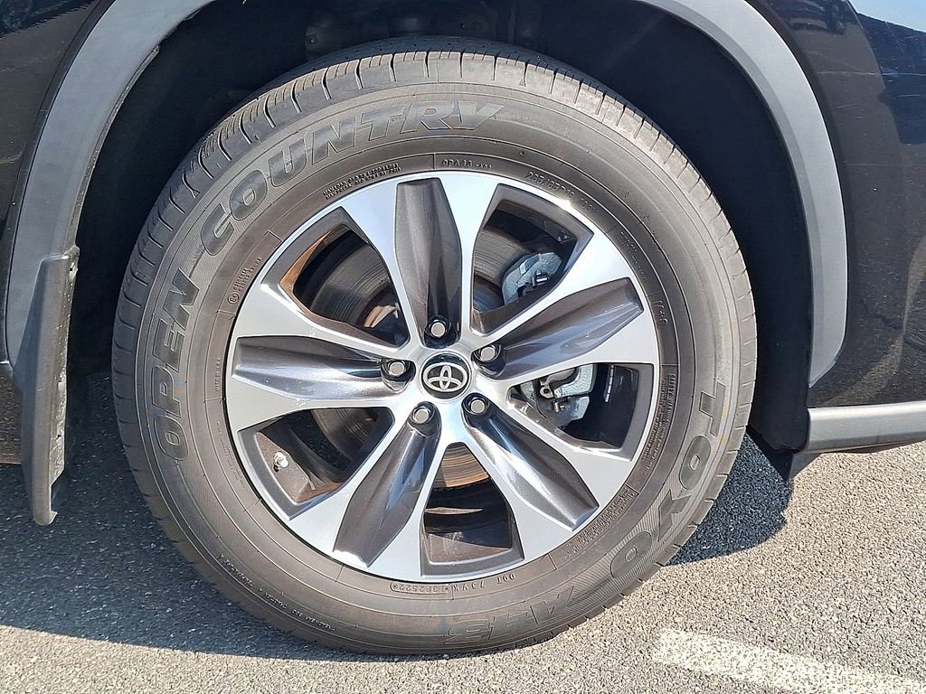 2022 Toyota Highlander XLE - Photo 11
