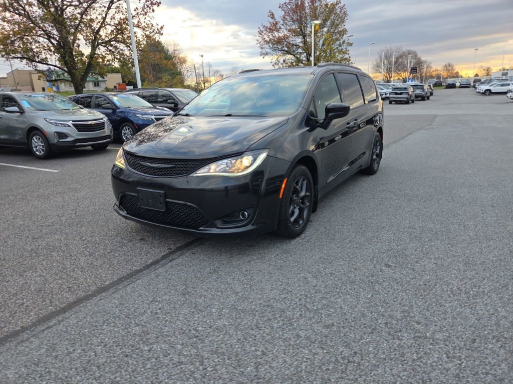 2018 Chrysler Pacifica Touring L photo 2
