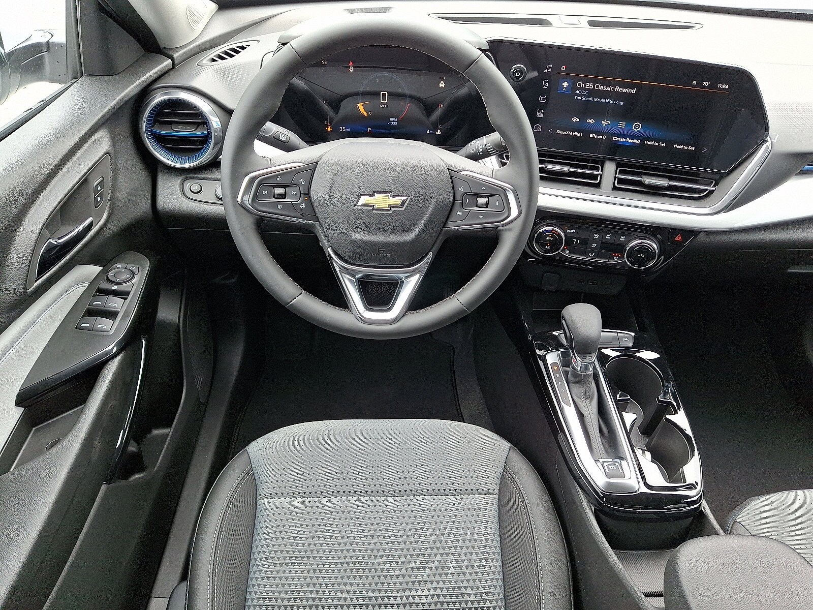 2025 Chevrolet Trax LT photo 2