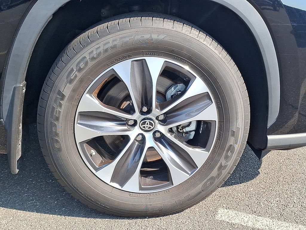 2022 Toyota Highlander XLE - Photo 11