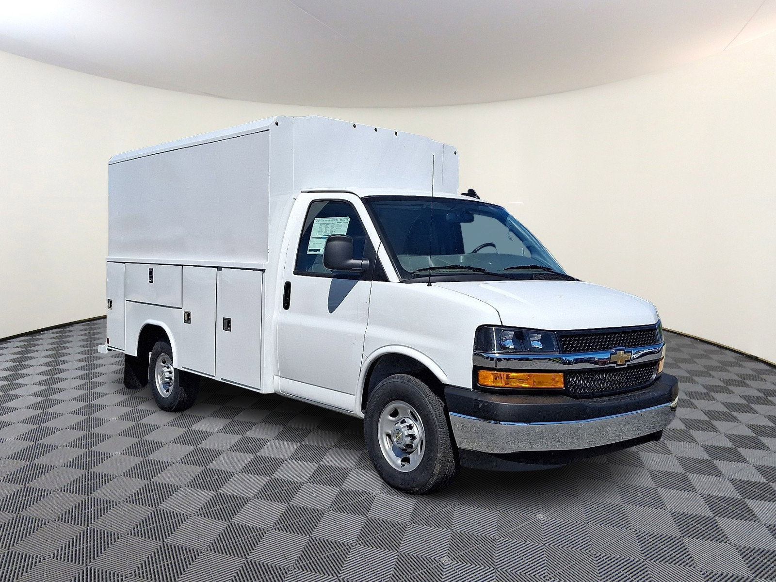 2025 Chevrolet Express Cutaway Base's photo