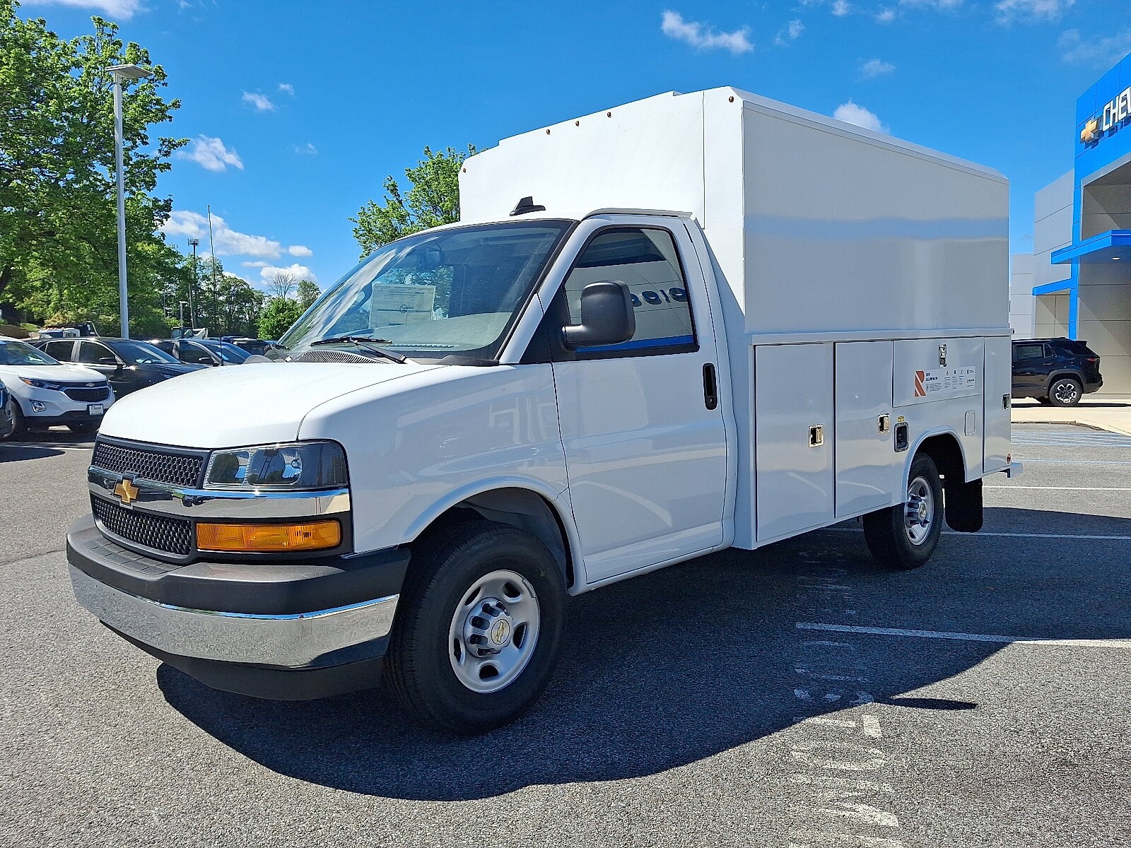 2025 Chevrolet Express Cutaway 3500 photo 2