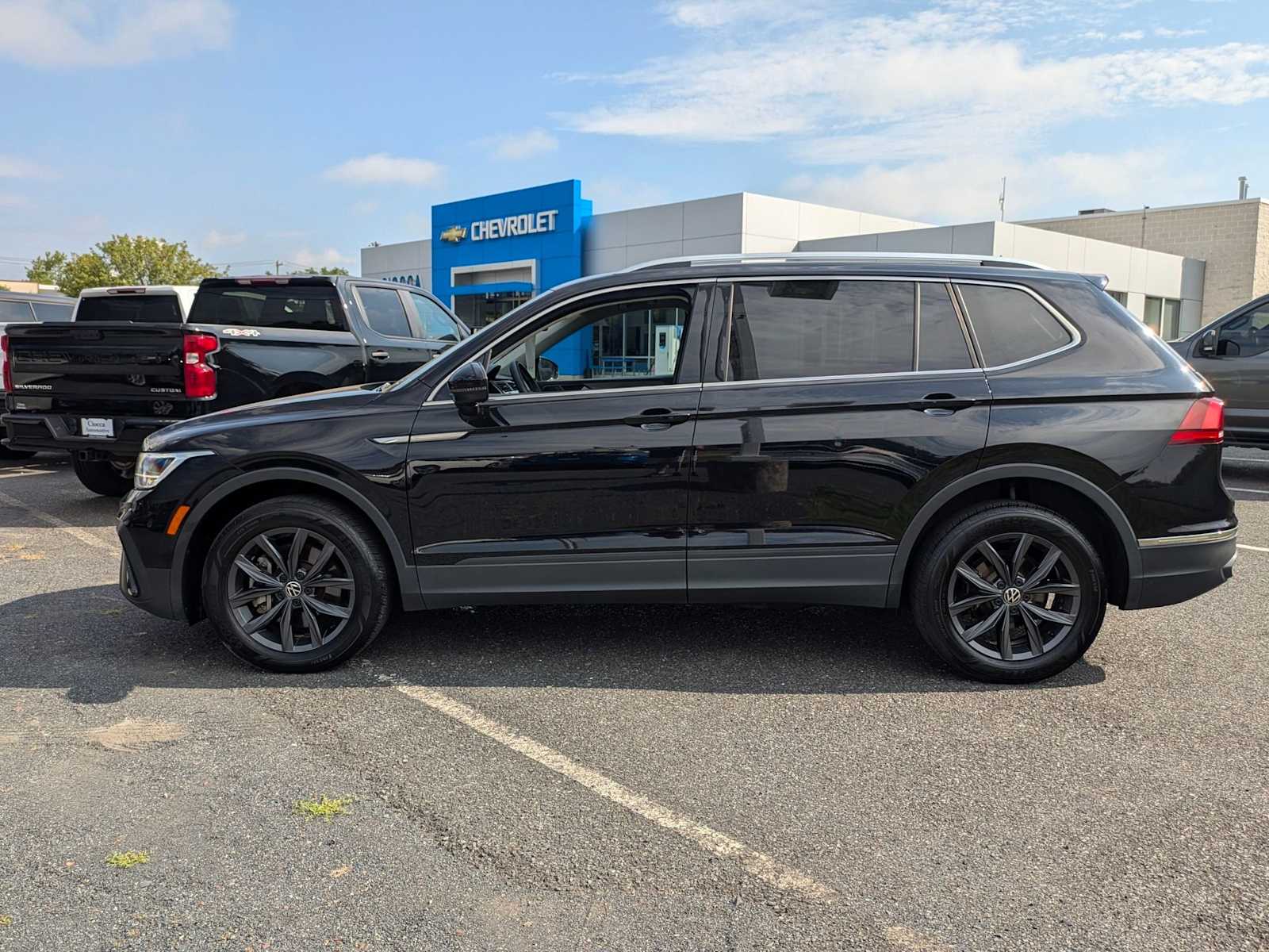 2022 Volkswagen Tiguan SE photo 3