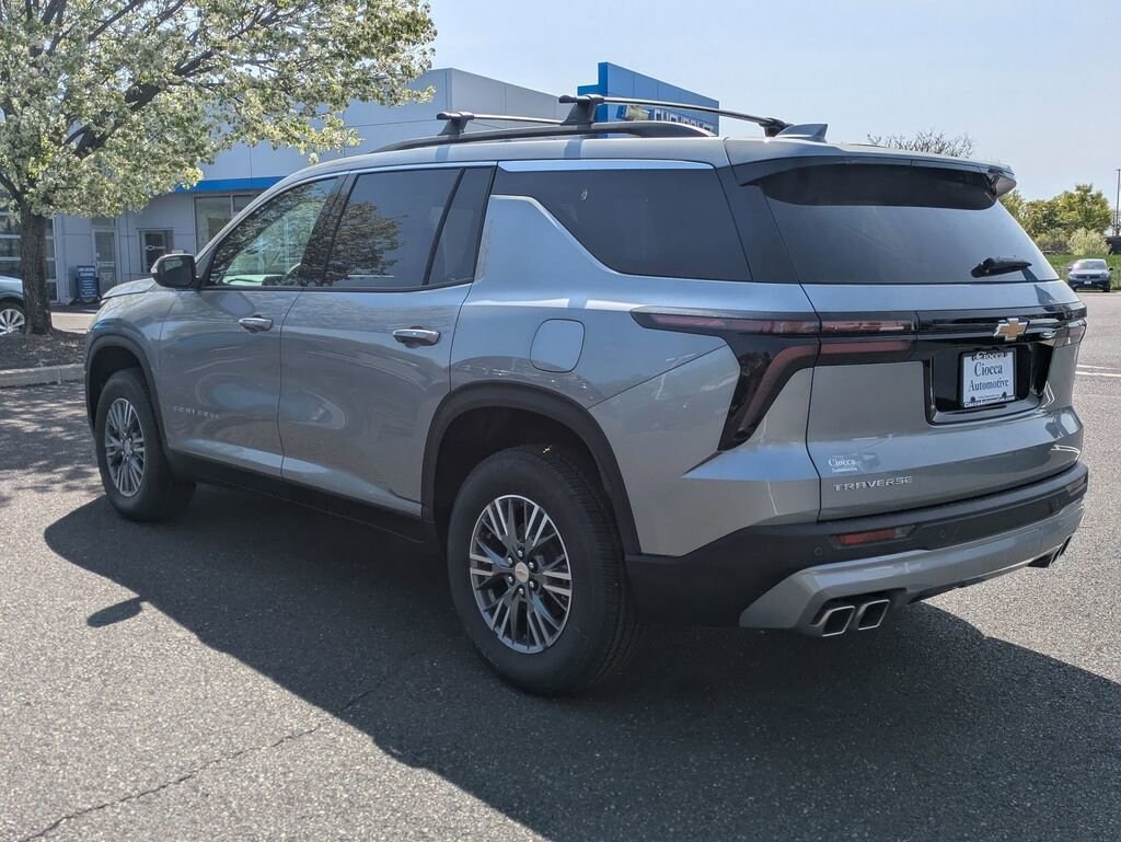 Used 2025 Chevrolet Traverse LT SUV