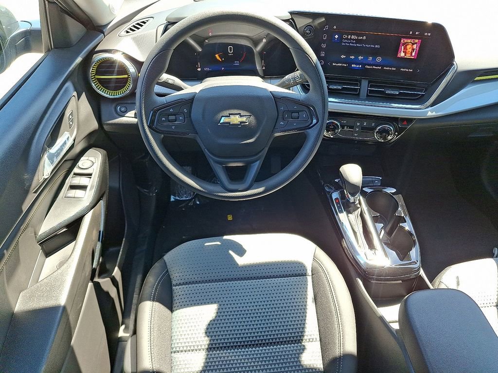 2025 Chevrolet Trax LT photo 2