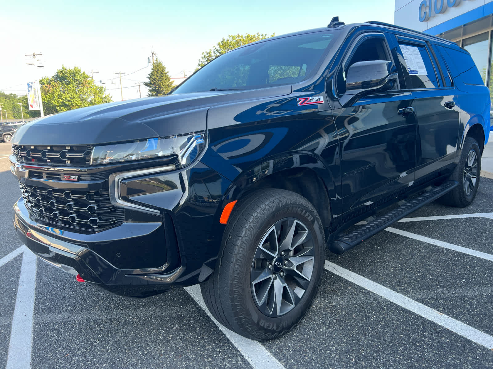 2023 Chevrolet Suburban Z71 photo 3