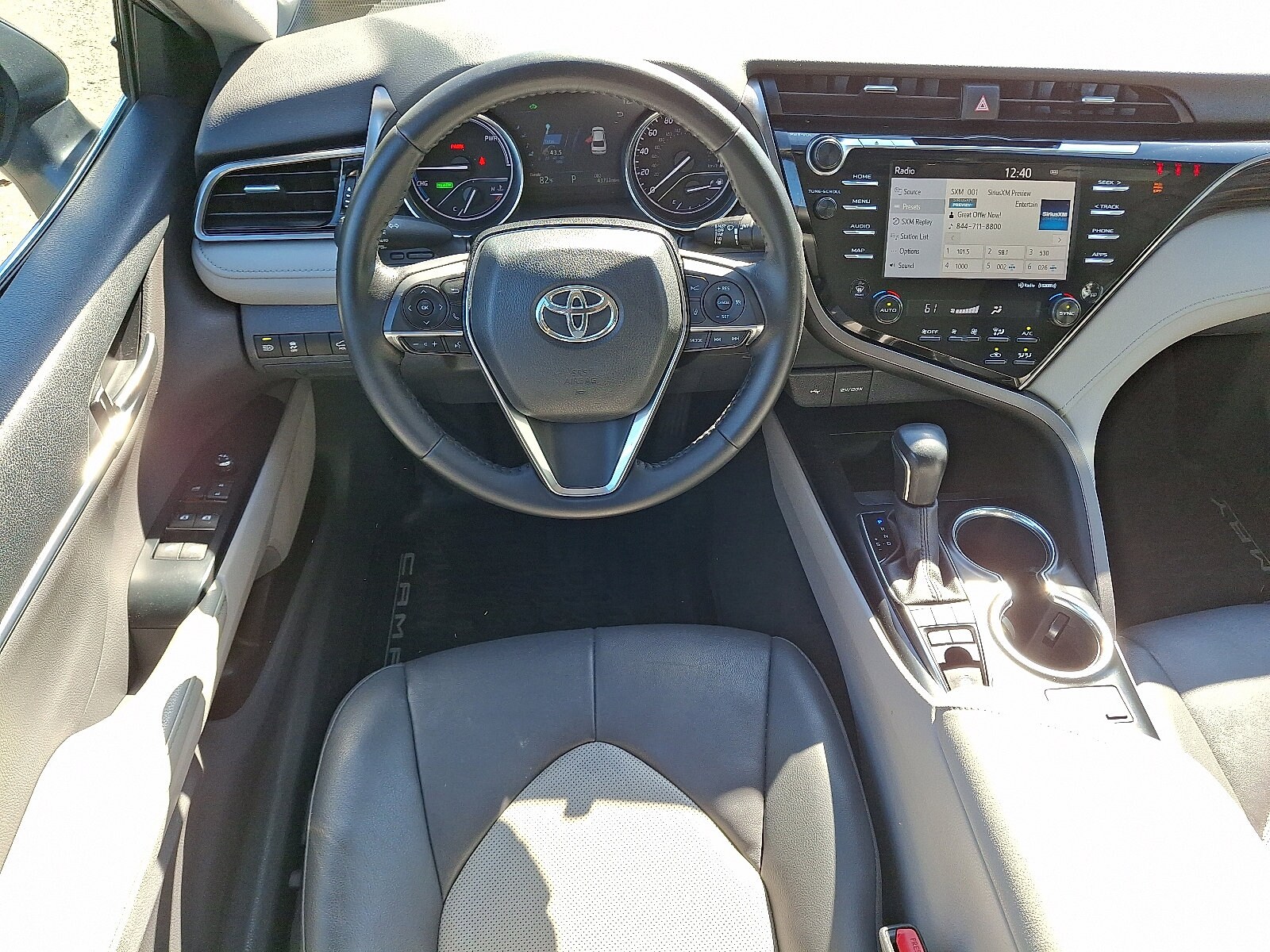 2020 Toyota Camry Hybrid XLE photo 2