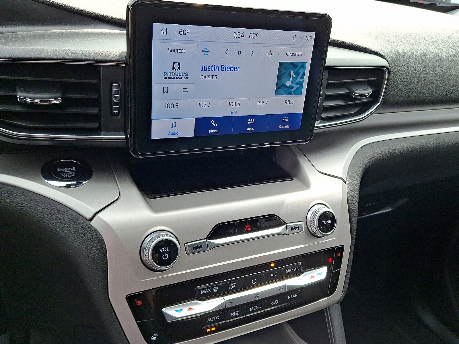 2022 Ford Explorer XLT photo 3