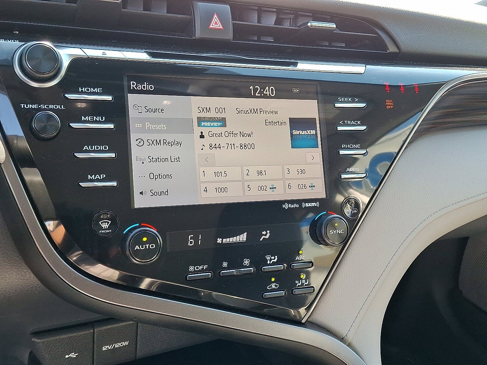 2020 Toyota Camry Hybrid XLE photo 3