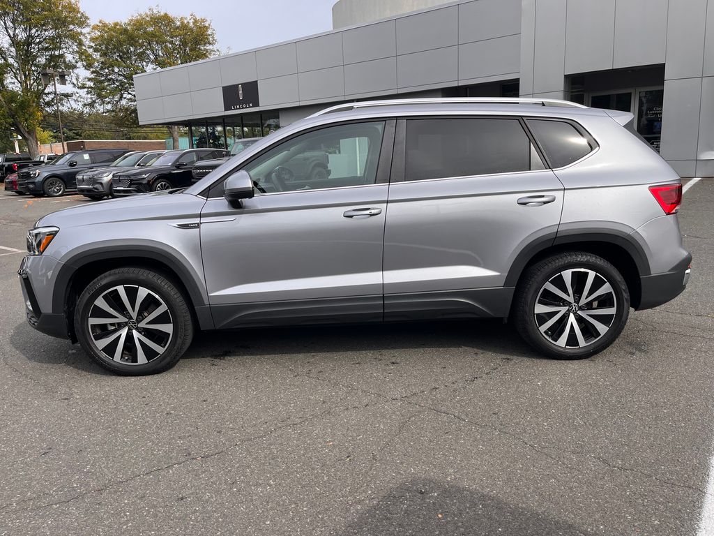 2022 Volkswagen Taos SE photo 2